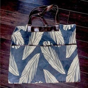 Bcbg MaxAzria large tote, nwt!